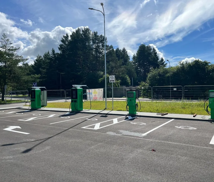 Palangoje – 5 naujos „Enefit“ elektromobilių įkrovimo stotelės – nuotrauka 1