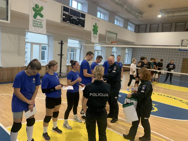 Tinklinio varžybose - gimnazistai prieš pareigūnus – nuotrauka 6