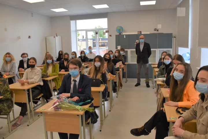 Paskutinis skambutis nuskambėjo 99 Palangos senosios gimnazijos abiturientams (FOTO GALERIJA) – nuotrauka 1