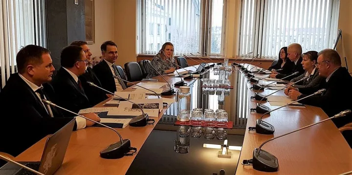 Tortas dar neiškeptas, tačiau Seimo narys jau nusitaikė į vyšnią ant jo? – nuotrauka 2