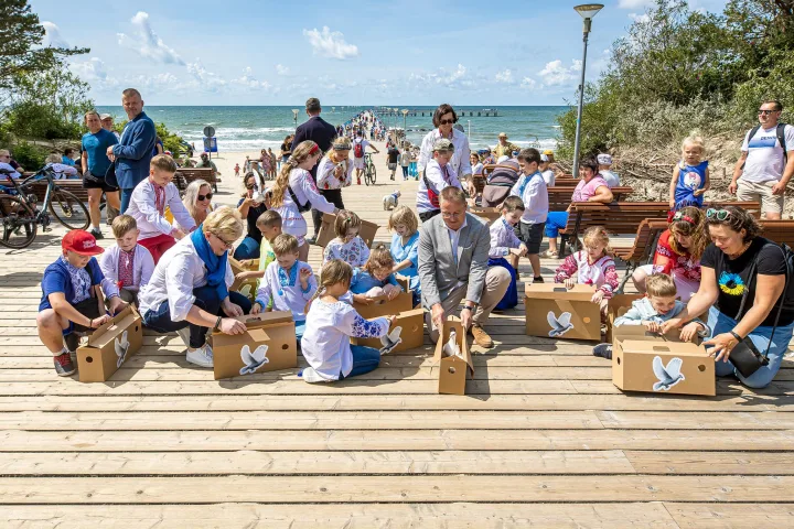 Neeilinė diena: Palanga kartu su Premjere Ingrida Šimonyte pasitiko vaikus iš kurorto miesto partnerio Ukrainoje – Bučos (NUOTRAUKŲ GALERIJA) – nuotrauka 20