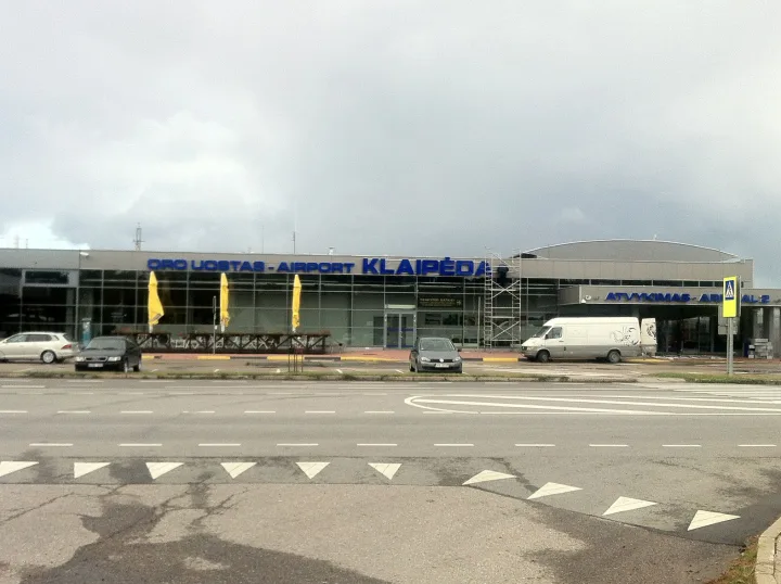 „Direktorės vadovavimo metais neatidarytas nė vienas naujos krypties maršrutas (iš Palangos oro uosto vykdomi tik reguliarūs reisai į Kopenhagą (Danija), Oslą (Norvegija) bei Rygą (Latvija), o vasarą ir į Maskvą”, – teigiama skunde.