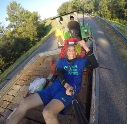 Keliauti po Europą autostopu paskatino idėja aplankyti netikrą brolį.