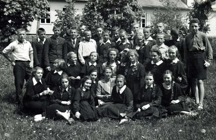 Šventosios Vytauto Didžiojo gimnazijos Palangos skyriaus moksleiviai su mokytoja. Nežinomas fotografas, 1940 m. pavasaris.