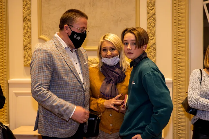 Šarūnas ir Vilma Vaitkai sveikina sūnų Domantą, scenos debiutantą