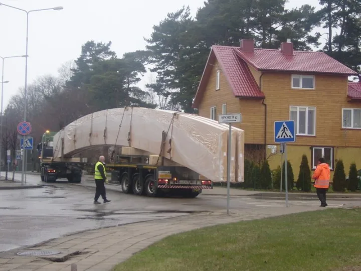 Į Palangą atgabentos Sporto komplekso denginio sijos – nuotrauka 1