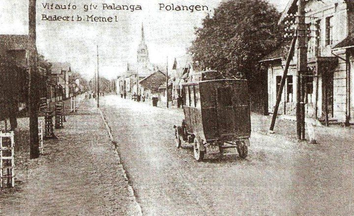 Liepojos (dabartinės Vytauto g.) gatvės fragmentas. XX a. pradžia. Iš „Lietuva senose fotografijose“.