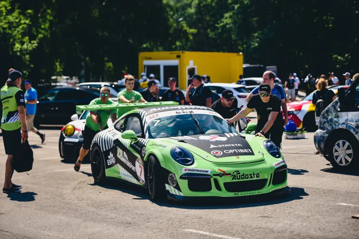 Palangoje pakelta didžiausiu automobilių žiedinių lenktynių festivaliu Baltijos šalyse vadinamų „Aurum 1006 km lenktynių“ vėliava (FOTO GALERIJA) – nuotrauka 2