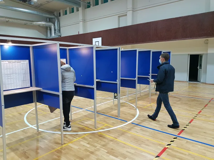 Dėl mandato antrajame rinkimų ture į Seimą Mėguvos rinkimų apygardoje varžysis konservatorius Mindaugas Skritulskas ir "valstietis" Romandas Žiubrys – nuotrauka 7