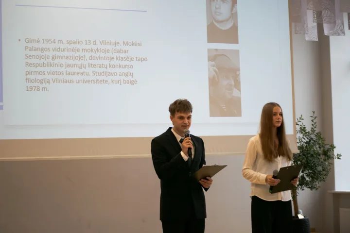 Renginį vedė trečiokai gimnazistai Ugnė Šopagaitė ir Dominik Trimailov.