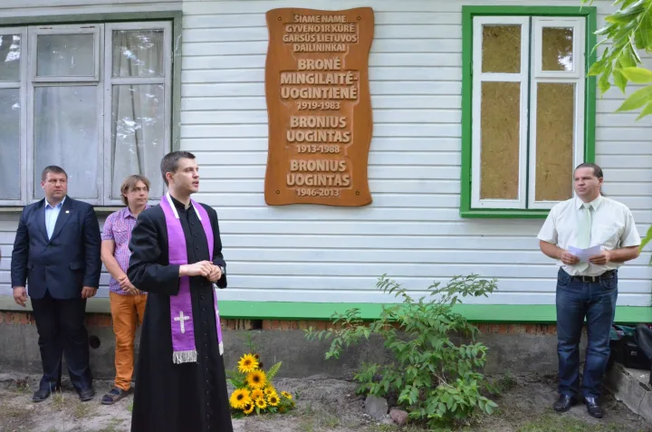 Rugpjūtį ant B. Mingilaitės-Uogintienės ir B. Uoginto namo fasado atidengta atminimo lenta.
