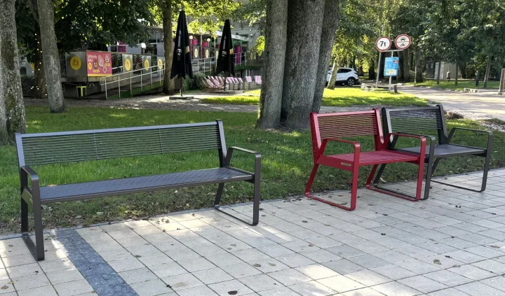 Palangoje – nauji suolai ir krėslai Basanavičiaus gatvėje (FOTO GALERIJA) – nuotrauka 1