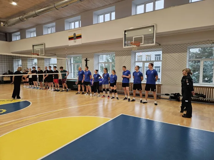 Tinklinio varžybose - gimnazistai prieš pareigūnus – nuotrauka 1