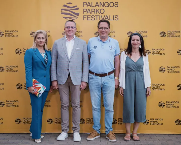 Palangos meras Šarūnas Vaitkus su Palangos miesto partnerio Saint Gilles Croix de Vie iš Prancūzijos meru Blanchet François ir jo žmona
