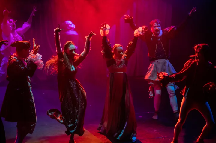 „Taško“ teatras Palangoje pristato netikėtą V. Šekspyro traktuotę – komediją „Romeo ir Džuljeta“: tikroji tragedija yra ne mirti dėl meilės, o jos visai nepatirti – nuotrauka 7