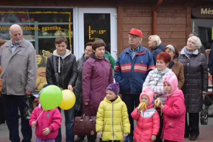 Turgaus šventėje bėgo su bulvių maišu, laikė kalakutą ir mėtė kiaušinius – nuotrauka 6