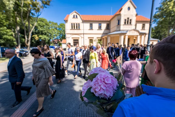 Atestatai įteikti 99 Palangos senosios gimnazijos abiturientams, o 100  balų įvertinti 11 abiturientų (DIDELĖ FOTO GALERIJA) – nuotrauka 10