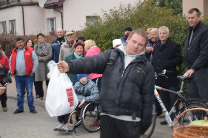 Turgaus šventėje bėgo su bulvių maišu, laikė kalakutą ir mėtė kiaušinius – nuotrauka 17