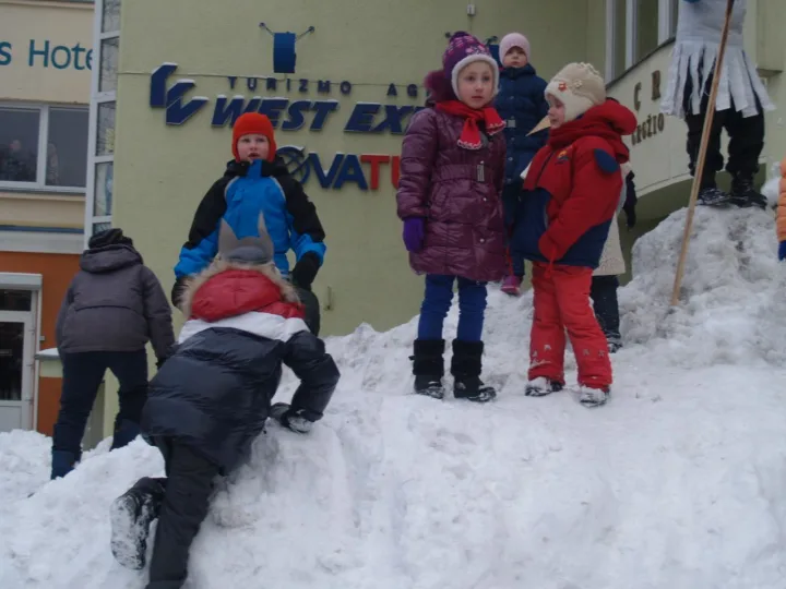 Palangiškiai smagiai vijo žiemą iš kiemo – nuotrauka 5