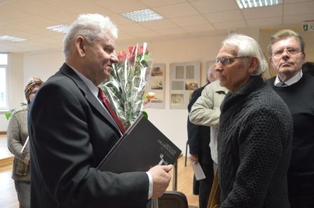 Mainai: V. B. Litvaičiui savo knygą padovanojo akademikas V. Žulkus.