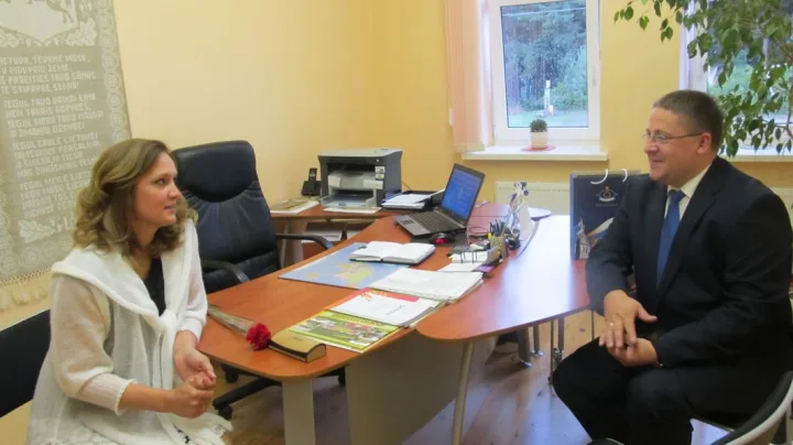 Šventosios pagrindinės mokyklos direktorė V. Šarkienė ir Palangos meras Š. Vaitkus spėjo aptarti ir mokyklos problemas, didžiausia jų – sporto salės grindys...