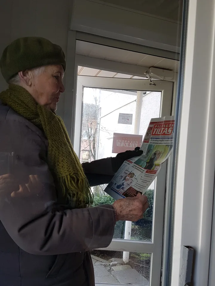 "Palangos tiltas" dirba, tačiau kitaip: prenumeratoriai laikraštį pasiima tarpdury, su kiekvienu pasišnekama per stiklines duris – nuotrauka 1