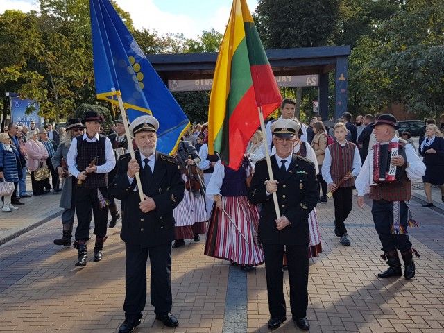 „Palangos stalas“ minių nepriviliojo, kandidatai į Seimą – ryškūs šventės personažai – nuotrauka 1