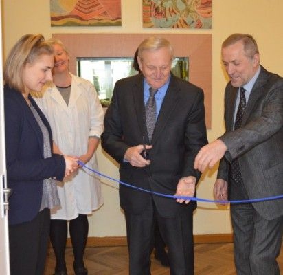 Vicemeras R. A. Mikalkėnas ir mokyklos direktorius L. Šidlauskas perkirpo simbolinę juostelę.