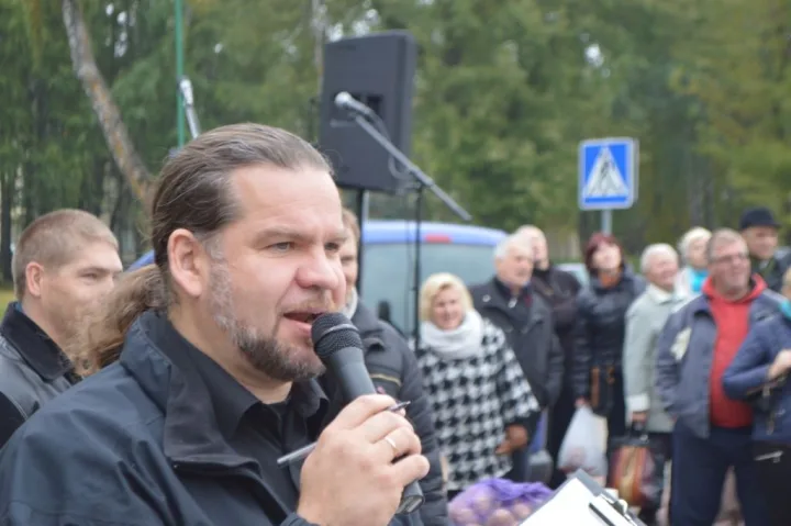 Turgaus šventėje bėgo su bulvių maišu, laikė kalakutą ir mėtė kiaušinius – nuotrauka 4
