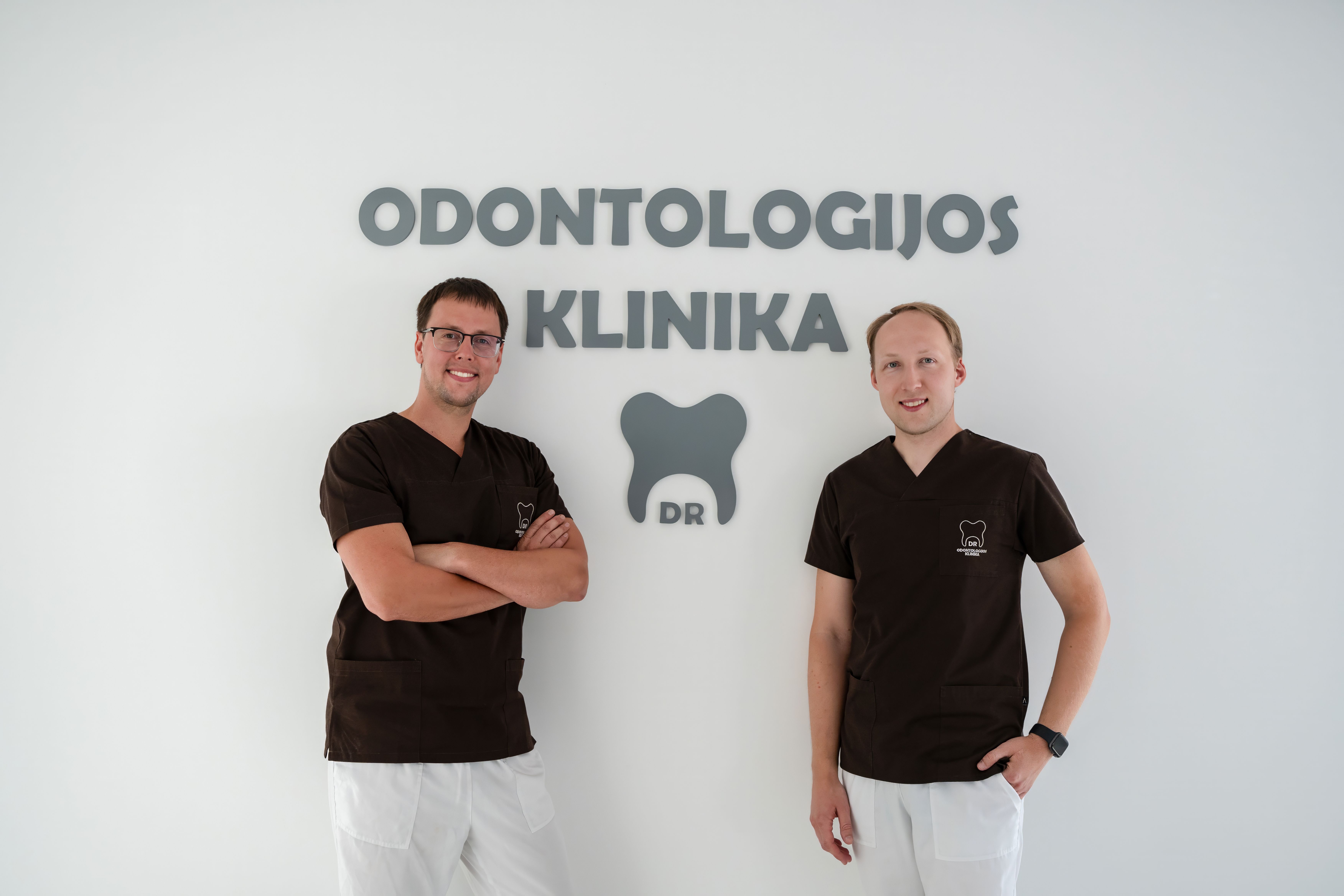 (Kairėje) DR Odontologijos klinika įkūrėjas Regimantas Simuntis ir Paulius Tušas