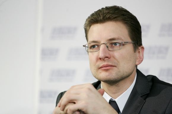 „Toks sprendimas – taikyti nedidelio miesto nedideliam laikraščiui tokias apsaugos priemones – areštuoti banko lėšas tokiai didelei sumai – yra absoliučiai absurdiškas, nepateisinamas ir dvelkiantis stipriu politikos kvapu“.Lietuvos žurnalistų sąjungos pi
