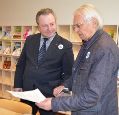 Palangiškiai „Palangos dienų 2016“ „Suneštiniame muziejuje“ – paskaitomis palydėtoje parodoje Palangos viešojoje   bibliotekoje, kuriai eksponatus sunešė patys miestelėnai – galėjo išvysti ir D. Želvio kolekcijos dalį. Nuotraukoje – su   Sauliumi Žulkumi.