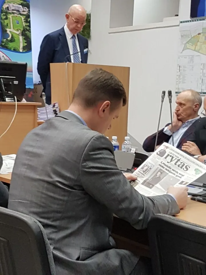 Kol A.Vinkus kalbėjo, V Bacevičius uoliai skaitė laikraštį...