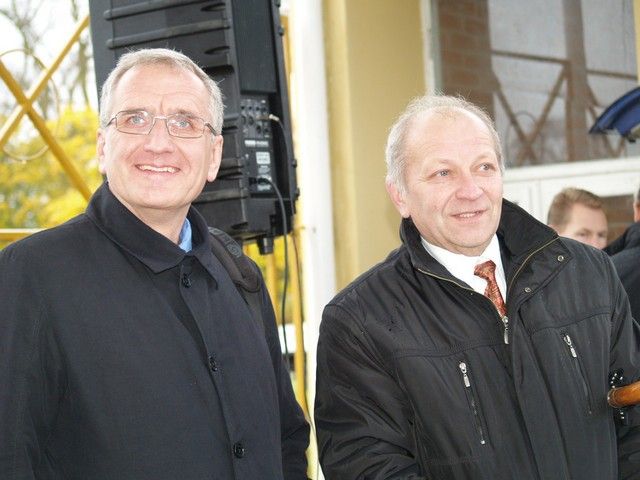 Šventinėje ceremonijoje dalyvavusiam Seimo nariui P. Žeimiui savivaldybės administracijos direktorės pavaduotojas B. Martinkus sakė, jog greičiausiai salė iškilsianti po metų arba pusantrų.