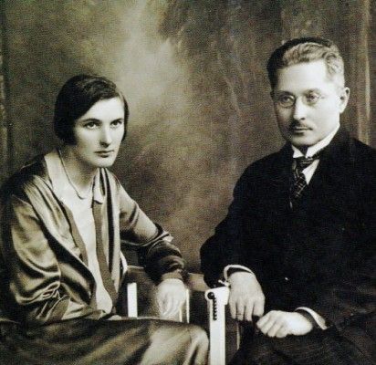 1. S. ir J. P. Aleksos. 1925. Nuotrauka iš knygos Margi gyvenimo puslapiai: Salomėja ir Jonas Aleksos / Vladas Žukas. Vilnius, 2003.