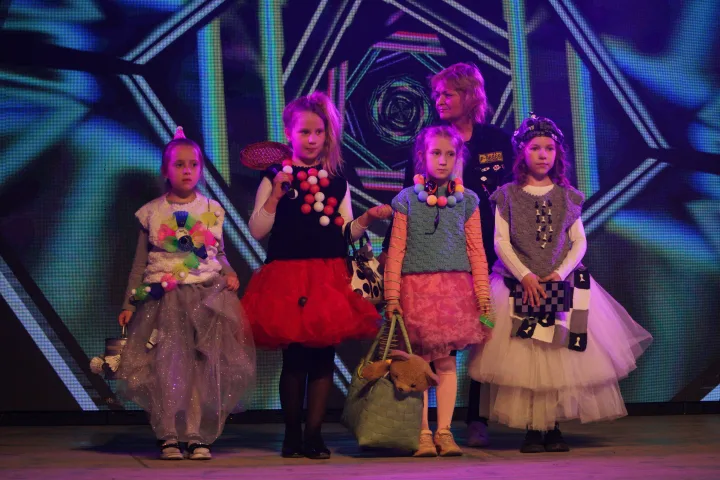 Gimnazijos bendruomenės šiltų aplodismentų sulaukė ir buvusios teatro mokytojos Rimtautės Radzevičienės, dabar dirbančios Šventosios pagrindinėje mokykloje, mokinių pasirodymas.