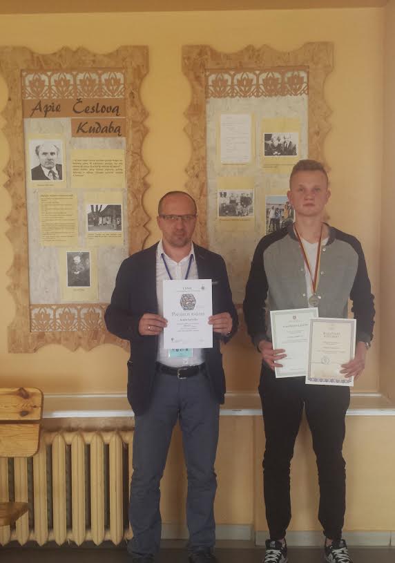 A. Gudaitis ir jį ruošęs geografijos mokytojas N. Vaišvilas po apdovanojimų.