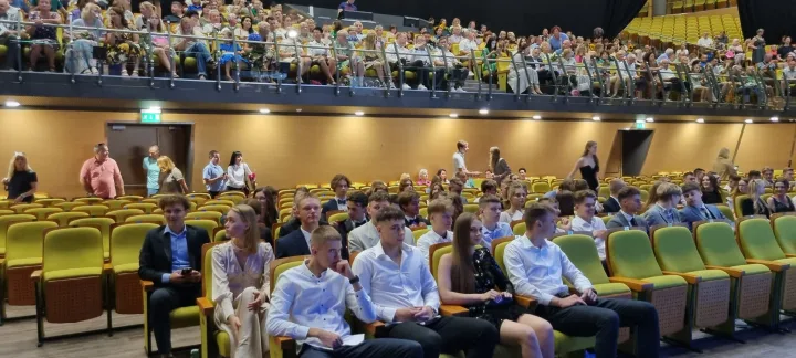 Įteikti brandos atestatai 114 Palangos senosios gimnazijos abiturientų (FOTO GALERIJA) – nuotrauka 2