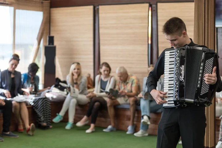 Žinomas kurorto akordeonistas Algirdas Benetis džiugino muzikos garsais.