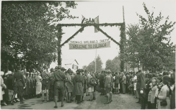 Garbės vartai, pasitinkant R. Baden-Powellį ir jo palydą. 1933 m. rugpjūčio 17 d. Fotografas nežinomas. Iš Nacionalinio M. K. Čiurlionio dailės muziejaus rinkinių