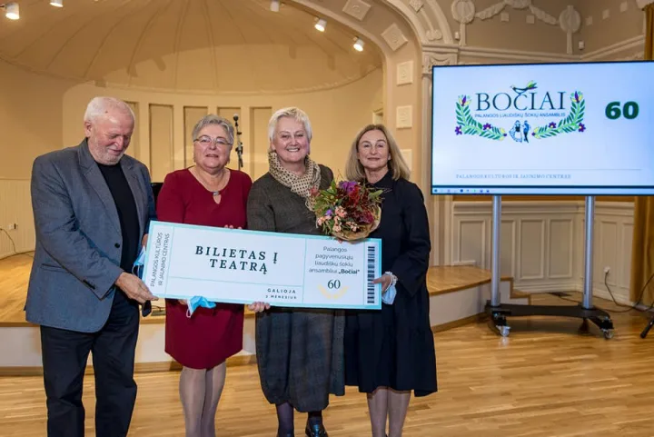 Palanga smagiai atšventė savo šokių kolektyvo „Bočiai“ 60 metų veiklos jubiliejų (FOTO GALERIJA) – nuotrauka 2