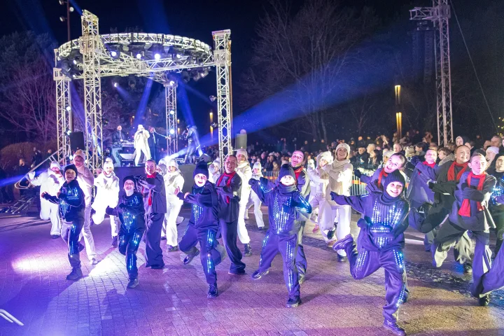 Žvaigždėtų stebuklų kupinas kurortas – suspindo miesto eglė ir „Palangos ledas“ (FOTO GALERIJA) – nuotrauka 5