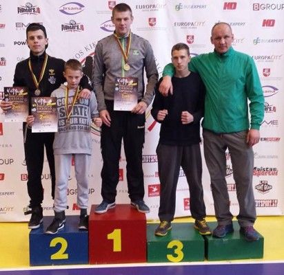 Nuotraukose: „Žvėris Gym“ sportininkai su treneriu Rolandu Remeika.