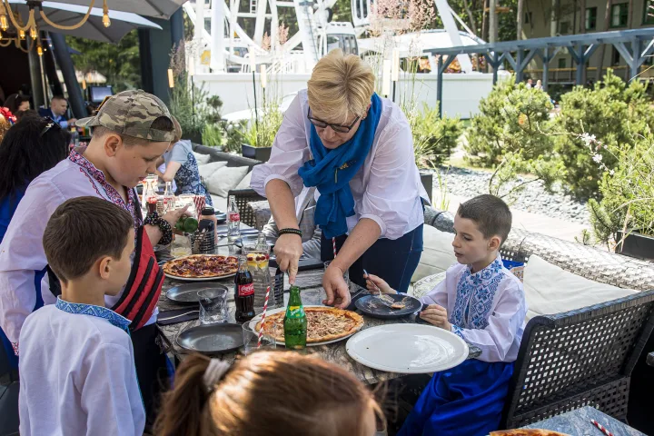 Neeilinė diena: Palanga kartu su Premjere Ingrida Šimonyte pasitiko vaikus iš kurorto miesto partnerio Ukrainoje – Bučos (NUOTRAUKŲ GALERIJA) – nuotrauka 13
