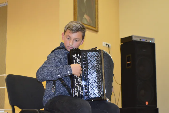 Tarp eilių skambėjo muzika. Akordeonu groja Mantas Leonardo Lizzi.