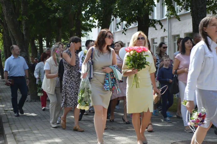 Artimieji skubėjo į gimnaziją, kur vyko šventinė ceremonija.