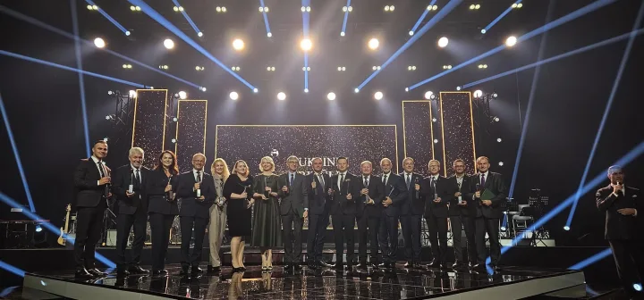 Palanga gavo ypatingą „Auksinę krivūlę“ – už išskirtinius pasiekimus švietimo srityje, meras Šarūnas Vaitkus – „Auksinės krivūlės riterio“ statulėlę (FOTO GALERIJA) – nuotrauka 2