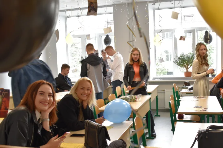 Paskutinis skambutis nuskambėjo 99 Palangos senosios gimnazijos abiturientams (FOTO GALERIJA) – nuotrauka 3