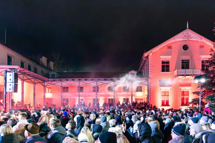 Įžiebta Palangos eglė suspindo daugybe čiurlioniškų saulių (FOTO GALERIJA) – nuotrauka 10