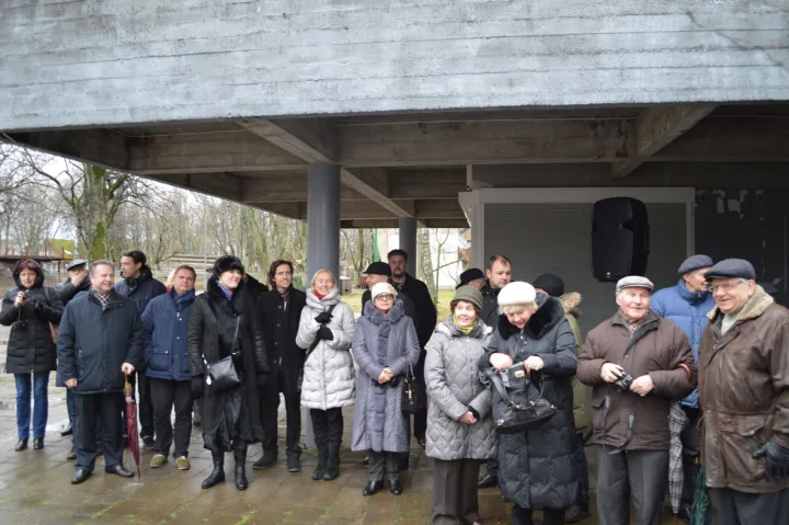 Nors oras nelepino, į Vasaros estrados rekontrukcijos pradžios paskelbimą sugužėjo būrys palangiškių.